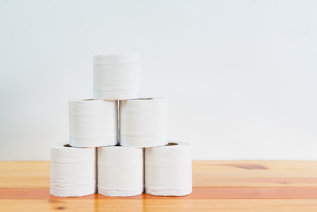 Papier de soie blanc ou papier toilette sur table