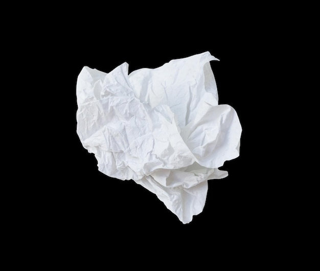 Papier de soie froissé ou froissé ou serviette de forme étrange après utilisation dans les toilettes ou les toilettes isolé sur fond noir avec un tracé de détourage
