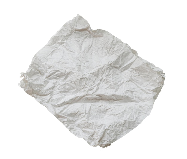 Papier de soie ou serviette simple vissé ou froissé de forme étrange après utilisation dans les toilettes ou les toilettes isolé sur fond blanc avec un tracé de détourage