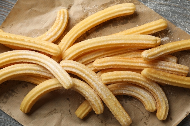 Papier sulfurisé avec churros sur bois