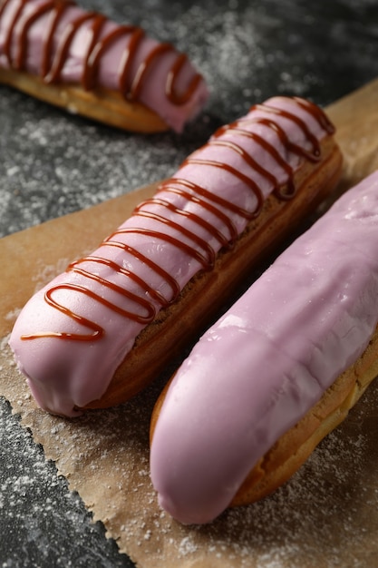 Papier sulfurisé avec de savoureux éclairs sur fond noir fumé