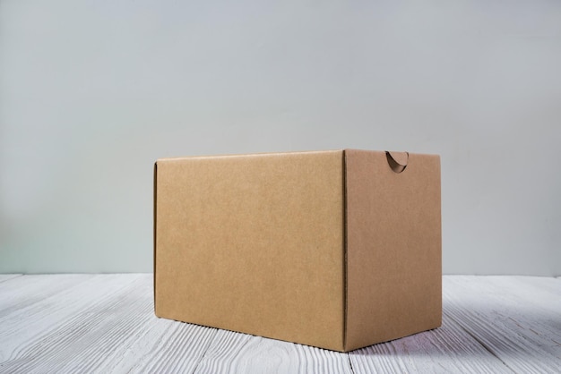 Le papier sur la table blanche contre le mur