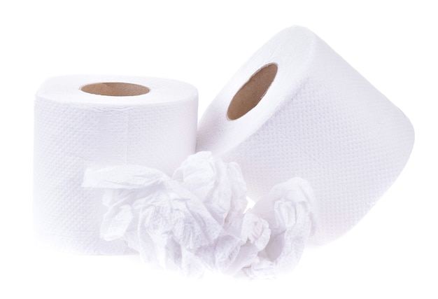 Papier toilette sur fond blanc