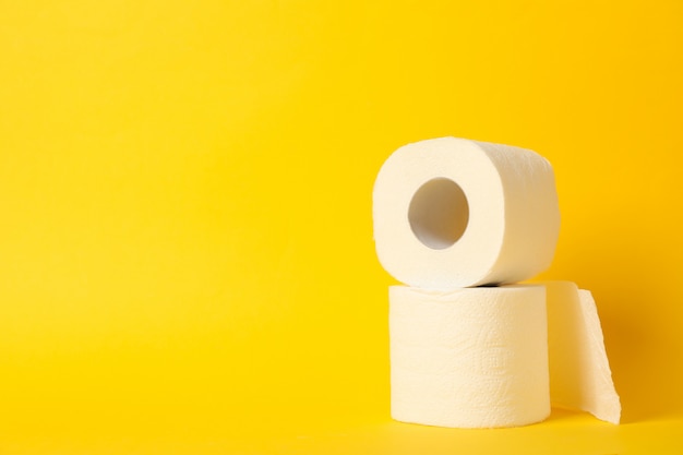 Papier toilette sur jaune