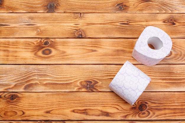 Papier toilette roule sur la vue de dessus de fond en bois