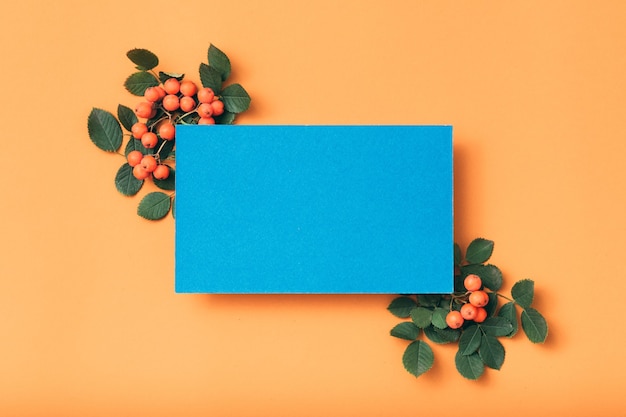 Papier vide bleu. Salutation de vacances. Arrangement festif Ashberry.