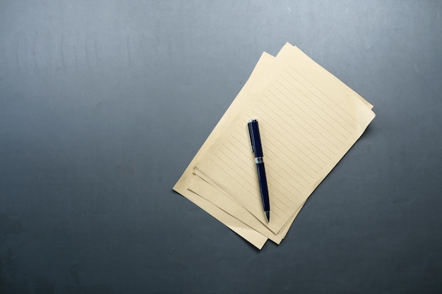 Papier vide et stylo plume sur table