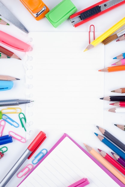 Papier Vierge Et Outils D'école Ou De Bureau Sur Fond Blanc