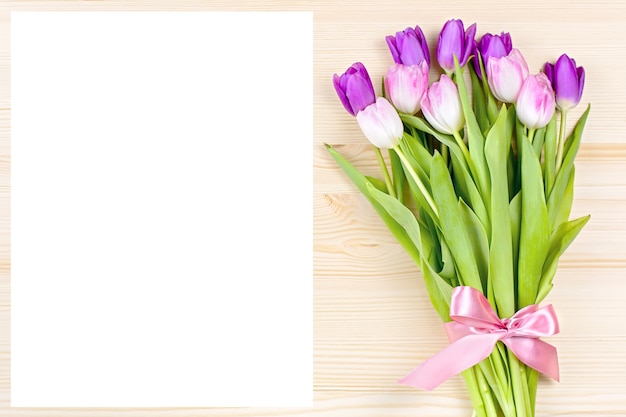 Papier vierge et tulipes, espace pour le texte