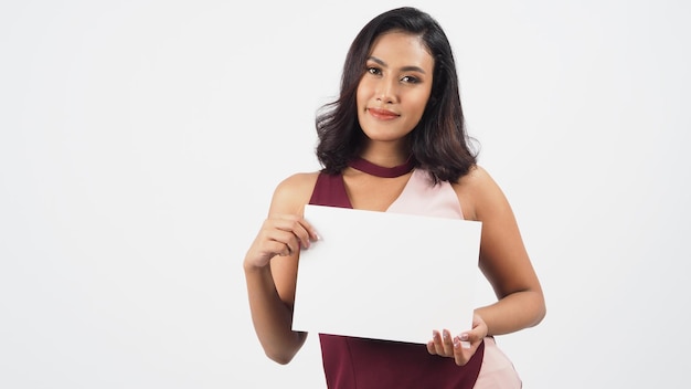 Papier vierge vide dans la main d'une femme asiatique Portrait en studio avec fond blanc Espace vide pour le texte