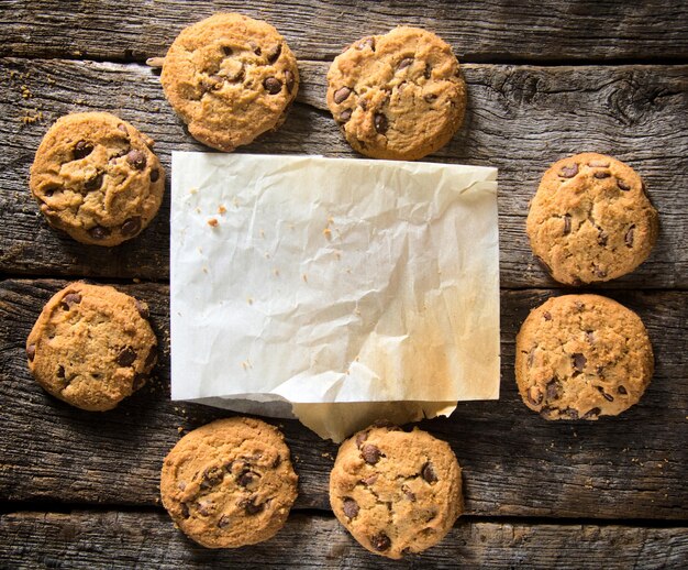 Photo des papiers blancs et des biscuits