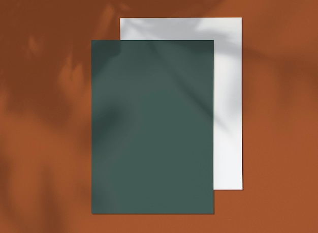 Des papiers blancs sur la table.