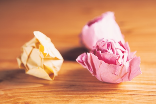 Papiers froissés sur la table