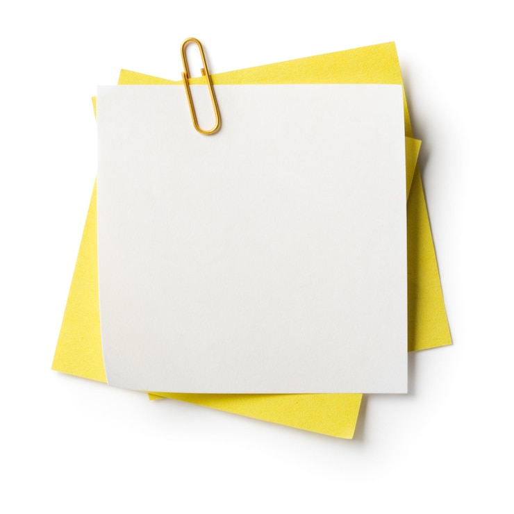 Photo papiers à lettres blancs et jaunes avec trombone sur fond blanc