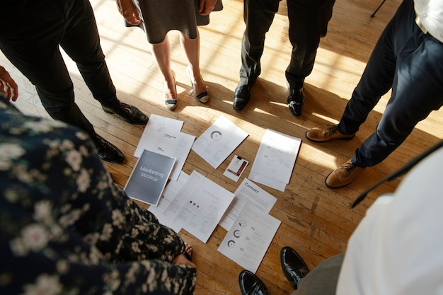 Papiers sur un plancher en bois