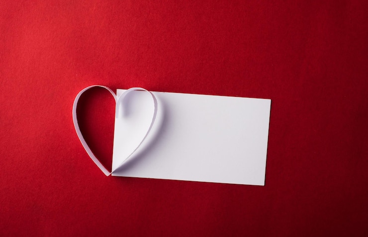Photo des papiers sur la table rouge.