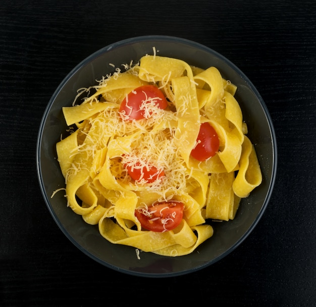 Pappardelle italienne jaune à la tomate