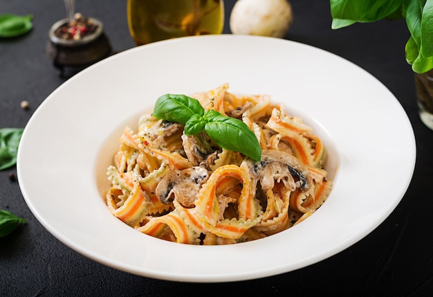 Pappardelle de pâtes colorées aux champignons à la crème