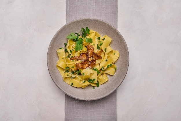 Pappardelle de pâtes italiennes maison aux champignons girolles fromage et persil sur plaque avec