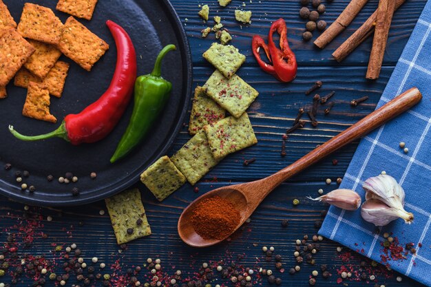 Paprika au poivre et à l'ail sur une cuillère en bois et des épices