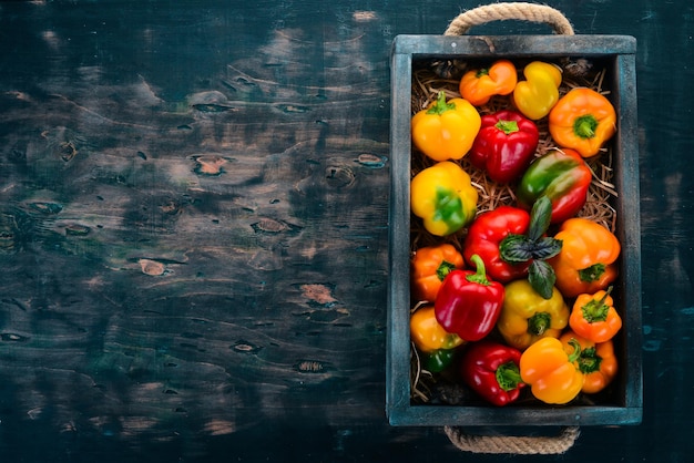 Paprika coloré dans une boîte en bois Vue de dessus Sur fond noir Espace libre pour le texte