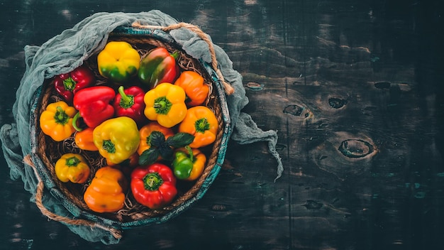 Paprika coloré dans une boîte en bois Vue de dessus Sur fond noir Espace libre pour le texte