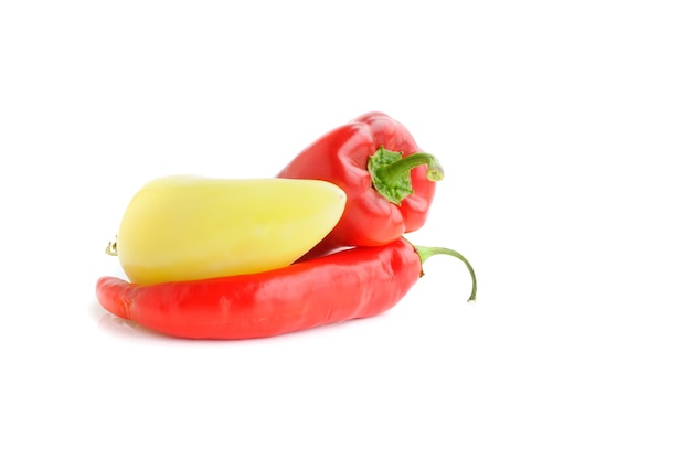 Paprika frais isolé sur fond blanc