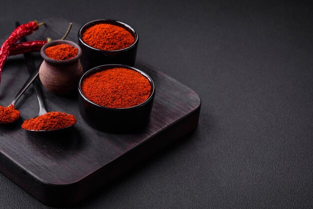 Paprika fumé aux épices sous forme de poudre dans des bols et des cuillères