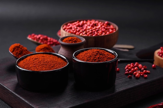 Paprika fumé aux épices sous forme de poudre dans des bols et des cuillères