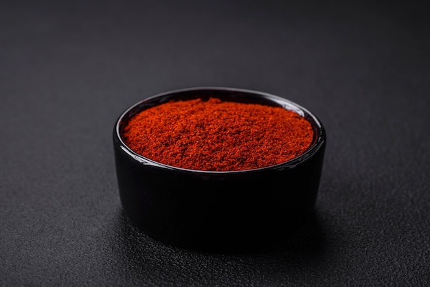 Paprika fumé aux épices sous forme de poudre dans des bols et des cuillères