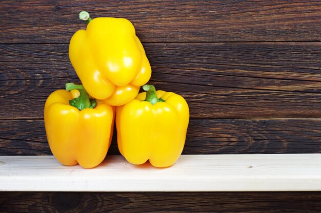 Paprika jaune dans un bol sur une étagère en bois