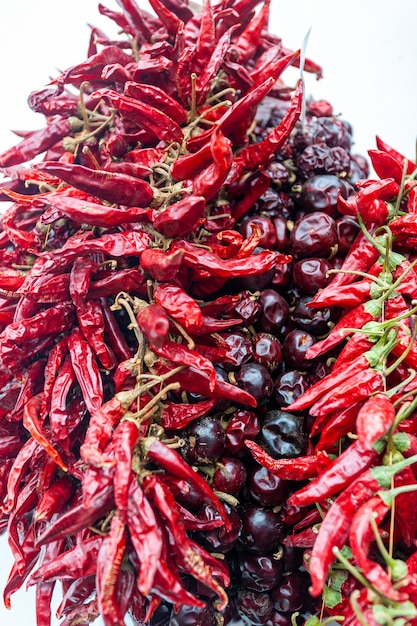 Le paprika de piment rouge séché accrocher en bouquet