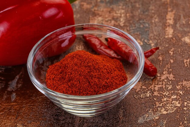 Paprika en poudre dans le bol