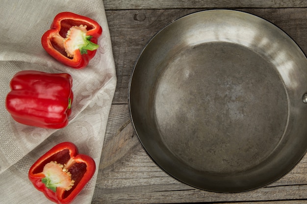 Paprika rouge et pan sur une planche en bois vintage. Vue de dessus avec espace de copie.