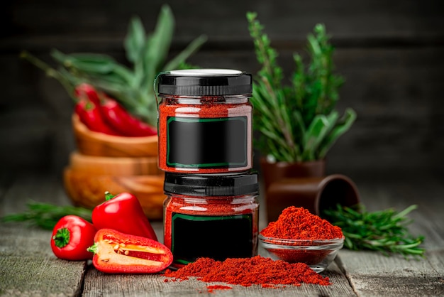 Paprika rouge séché versé dans une boîte à vendre Épices séchées