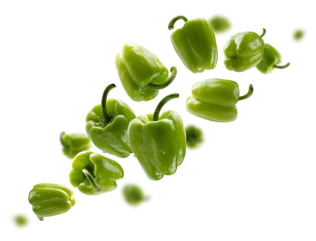 Le paprika vert lévite sur un fond blanc