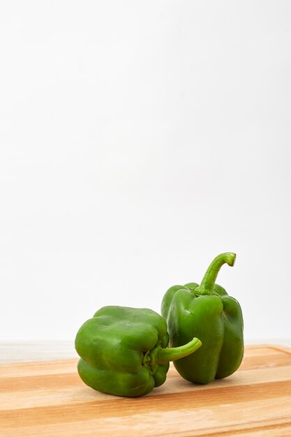 paprika vert sur une planche à découper en bois