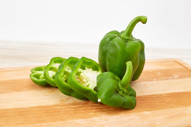 paprika vert sur une planche à découper en bois