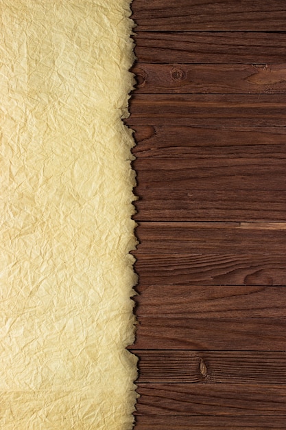 Papyrus ancien sur une table en bois, mur de papier propre et bois