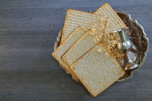 Pâque azyme de Pessah avec du vin et du pain de la Pâque juive azyme