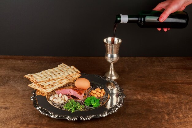 Pâque Pâzo Pâque avec du vin et du pain de Pâque juif matzoh