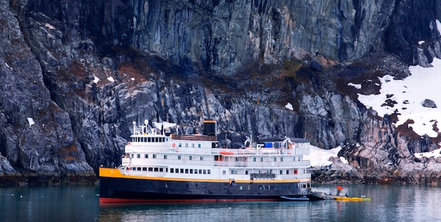 Un paquebot de croisière amarré dans le parc national du golfe de Glacier Bay, en Alaska