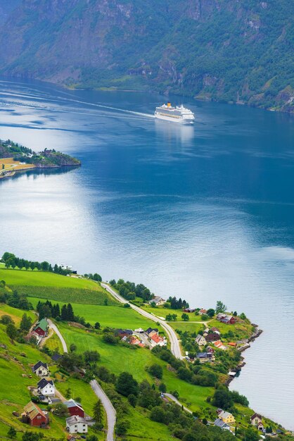 Paquebot de croisière dans les eaux d'Aurlandsfjord Norvège