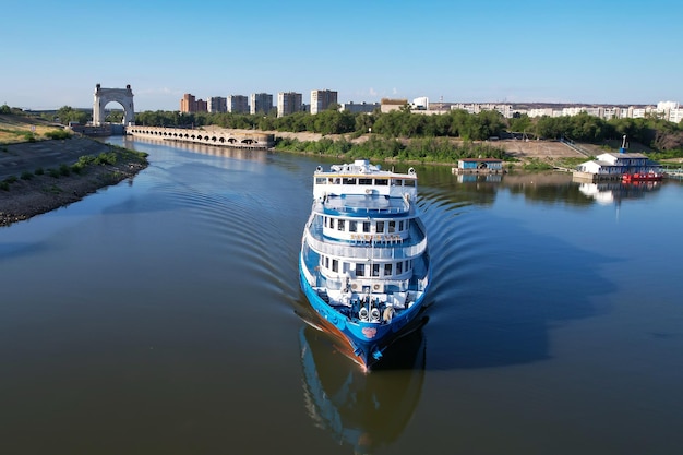 Un paquebot de croisière avec des touristes traverse le canal maritime VolgaDon nommé d'après Lénine et entre dans la Volga Volgograd Russie