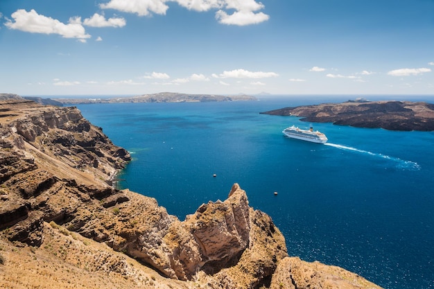 Les paquebots de croisière près des îles grecques. Beau paysage avec vue sur la mer. L'île de Santorin, Grèce