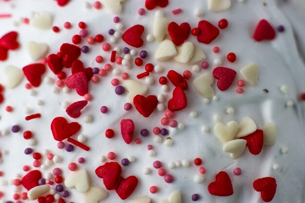 Pâques décoré de glaçage au sucre blanc coeurs en sucre rouge et blanc