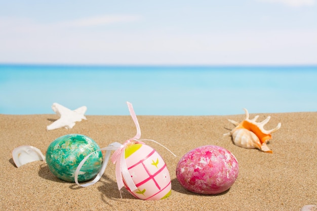 Pâques sur fond de plage Oeufs sur le