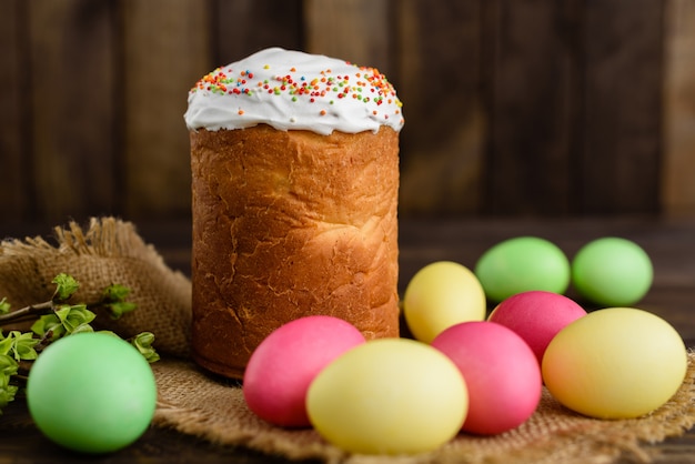 Pâques, gâteaux, œufs, vacances. Gâteau de Pâques et oeufs colorés sur fond sombre