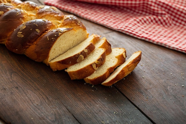 Photo pâques grecque tsoureki tresse brioche de pain sucré sur bois