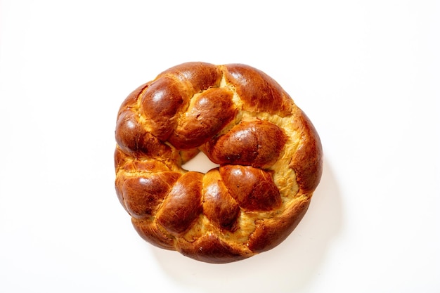 Pâques grecque tsoureki tresse pain sucré brioche au-dessus isolé sur blanc